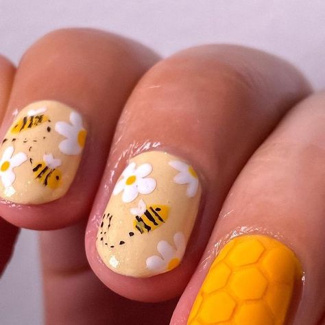 Honey Bee Nail Designs, Bee Almond Nails, Bee Manicure Nail Ideas, Bumblebee Nails Honey Bees, Yellow Nails With Bee Design, Honey Bee Theme, Bee Nails, Nail Design Inspiration, Bee Inspired