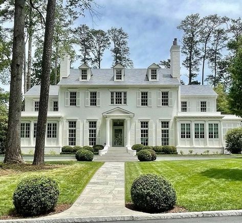 Amy | Havensent (@_havensent_) • Instagram photos and videos Cozy Home Exterior, White Mansion, Preppy House, Southern Mansions, Backyard House, Southern Homes, Atlanta Homes, Green Door, Hamptons House