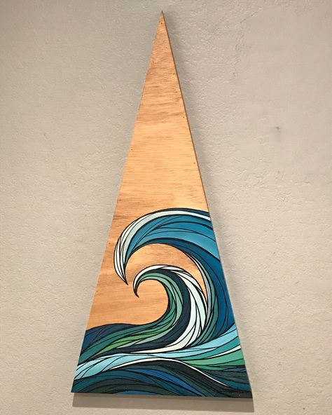 Paintings On Triangle Canvas, Triangle Wood Art, Surfboard Painting On Canvas, Triangle Canvas Painting Ideas, Triangle Canvas Painting, Triangle Painting, Deco Surf, Surfboard Painting, Wood Triangle