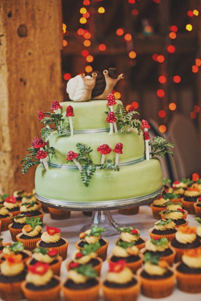 mushroom wedding cake Pumpkin Meaning, Snail Cake, Woodland Wedding Cake, Funny Cakes, Mushroom Cake, Woodland Cake, Cray Cray, Cake And Cupcakes, Cupcake Art