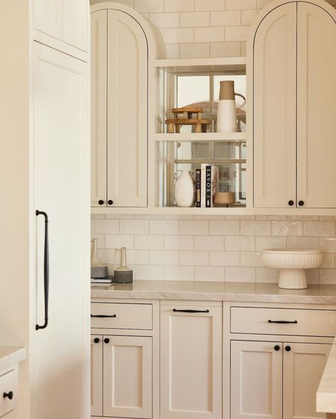 Creamy White Kitchen Cabinets, Creamy White Kitchen, Black And Cream Kitchen, White Cabinets Black Hardware, Arched Cabinets, Cream Colored Kitchen Cabinets, Kitchen Cabinets And Backsplash, Cream Kitchen Cabinets, Cream Cabinets