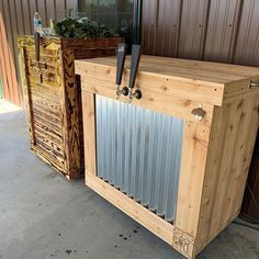 Keezer Bar, Keezer Ideas, Beer Keg Ideas, Outdoor Kegerator, Kegerator Bar, Kegerator Diy, Keezer Build, Metal Shop Building, Beer Brewing Equipment