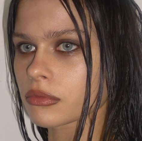 Cool Tone Makeup 90s, Clean Dark Makeup, Minimal Smokey Eye, Muddy Makeup, Wet Skin Makeup, Smudged Makeup Aesthetic, Smudgy Makeup, Distressed Makeup, Messy Eye Makeup