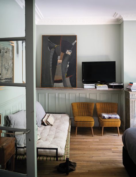 Farrow & Ball book, How to Decorate: Living room with neutrals and midcentury plaid chairs Farrow Bal, Farrow & Ball, Dining Room French, French Gray, Grey Dining Room, Farrow And Ball, Grey Dining, French Grey, Design Del Prodotto