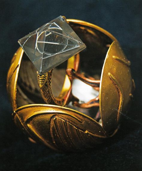 Harry Potter - Golden Snitch - DH version, Opening snitch modelling Stile Harry Potter, Gryffindor Aesthetic, Harry Potter Wedding, Images Harry Potter, Golden Snitch, Lord Voldemort, Albus Dumbledore, Harry Potter Wallpaper, Harry Potter Love