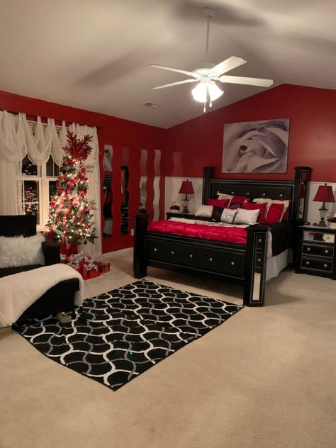 Red And Black Room Decor Master Bedrooms, Red Black Gold Bedroom Ideas, Black Red Gray Bedroom Room Ideas, Bedroom Red Decor, Red And Black Bedroom Ideas For Couples, Red White And Black Bedroom Ideas, Red Black And White Room Ideas Bedrooms, Red And Black Living Room Decor, Red And Black Apartment Decor