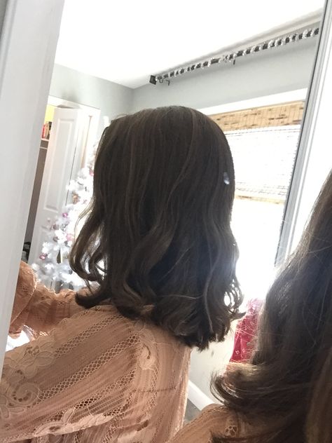 Loose curly short hair style on brunette Short Hair Aesthetic Faceless, Short Hair Faceless, Brown Hair Cartoon, Mood 2024, Short Brunette Hair, The Legacies, Curly Short Hair, Middle Hair, Brunette Aesthetic