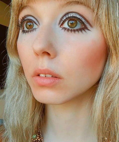 #60s #60smakeup #makeup #aesthetic #vintage #vintageaesthetic #makeupideas 70s Hair And Makeup, 60’s Makeup, Mod Makeup, 1960s Makeup, 60s Makeup, 60s Girl, 70s Makeup, 70s Hair, Cute Eye Makeup