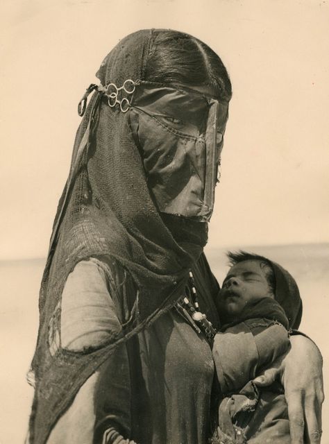 Bedouin mother. Ilo Battigeli, 1948 [947 × 1280] - Imgur Colorized Photos, Arab Culture, Modern Pinup, المملكة العربية السعودية, Poster Pictures, Photo Overlays, Historical Events, Vintage Photography, Historical Photos