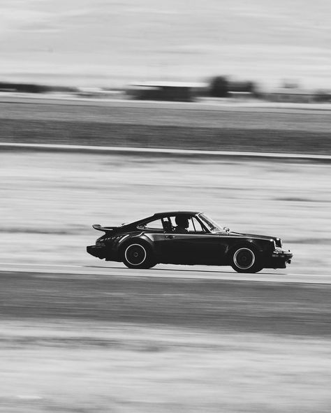 Vintage Camera Decor, Black Porsche, Porsche 930, Vintage Porsche, Big Car, Black And White Aesthetic, Background Vintage, Car Wallpapers, Beautiful Cars