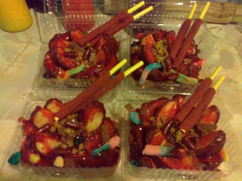 Manzanas con tamarindo preparadas con chamoy y golosinas Chamoy Sauce, Spicy Candy, Mexican Treats, Mexican Snacks, Snack Craving, Mexican Dessert, Candy Bars, Birthday Food, Favorite Snack