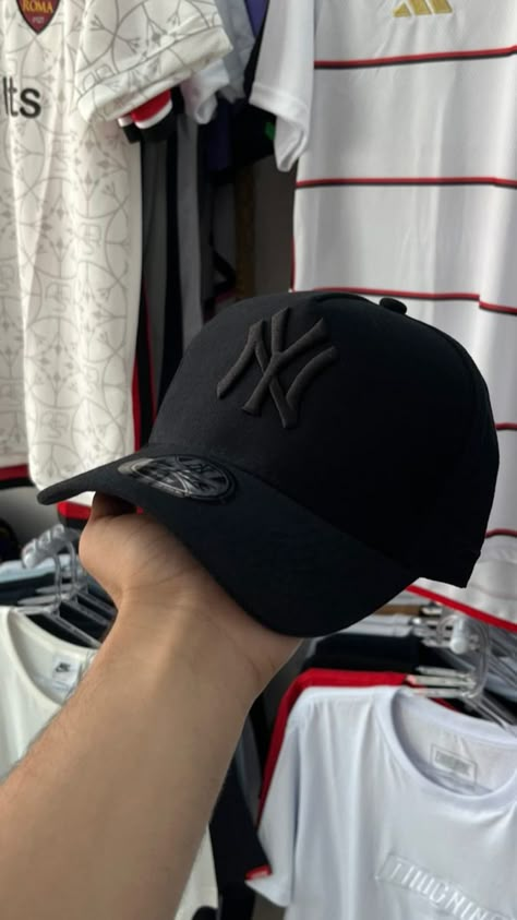 Nike Shoes Photo, Ny Cap, Swag Hats, Trendy Caps, Yankees Cap, Hat Aesthetic, Easy Diy Gifts, Goku Black, New Era Cap