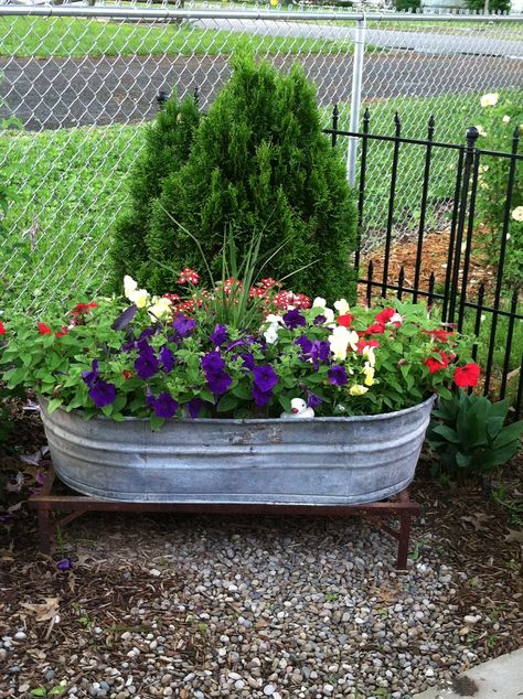 Desert Yard, Renovation Living Room, Metal Wash Tub, Bathroom Decor Wall, Galvanized Tub, Metal Tub, Vintage Tub, Tub Ideas, Garden Junk