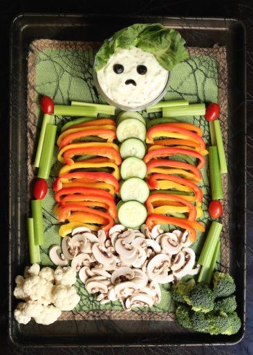 Halloween Veggie Tray Appetizer Trio Diy Food Halloween, Halloween Veggie Tray, Menu Halloween, Halloween Potluck, Halloween Appetizers Easy, Postres Halloween, Diy Halloween Treats, Halloween Party Appetizers, Food Halloween