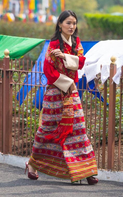 Five people, 3 months, £1,000: Behind the workmanship that went into the Duchess… Bhutanese Clothing, Jetsun Pema, Style Royal, Estilo Real, Royal Dresses, National Dress, Bhutan, Royal Fashion, Historical Fashion