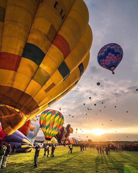 Festival Internacional del globo, León, Guanajuato. 🇲🇽  📸 @isaac_jero: Hot Air Balloons Photography, New Mexico Santa Fe, Love Fest, Beautiful Places In The World, Mexico Travel, Air Balloon, Hot Air, Santa Fe, New Mexico