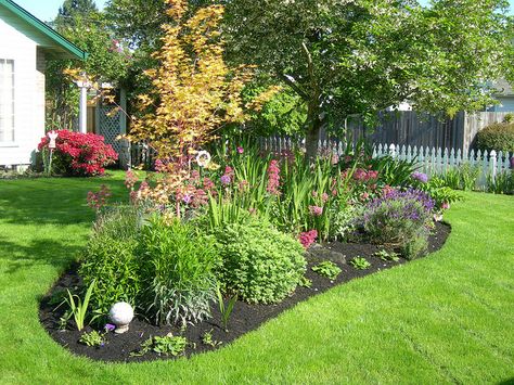 nice full flower bed Side Yard Planter Ideas, Island Garden Bed Ideas Full Sun, Island Garden Bed Ideas, Island Flower Bed Ideas, Front Yard Island Landscaping, Flagpole Landscaping, Front Yard Planters, Yard Planters, Island Garden