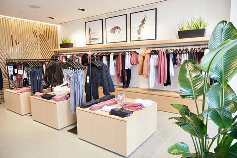 A Look Inside Alo Yoga's Brand New Store In Pacific Palisades, LA – Amodrn Dance Store, Window Display Retail, Yoga Store, Yoga Branding, Store Windows, Pacific Palisades, Retail Store Design, Store Design Interior, Retail Interior