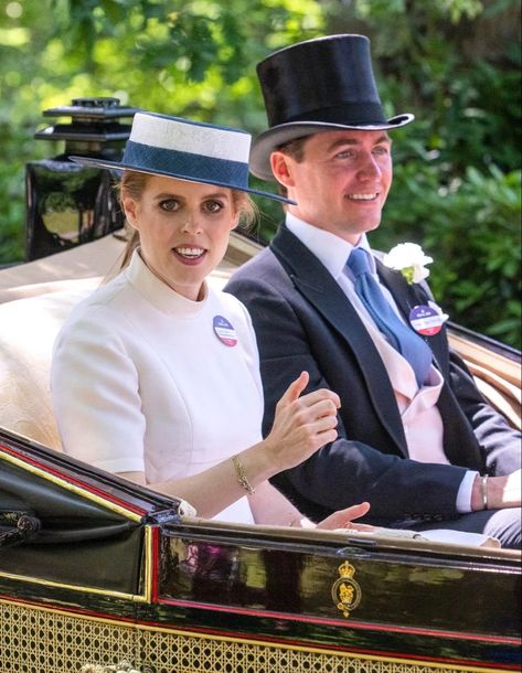 6-15-22 Lady Sarah Chatto, Royal Family Portrait, Hawes And Curtis, Reine Elizabeth Ii, Prince Charles And Camilla, Reina Isabel Ii, Sarah Ferguson, Princess Beatrice, Duchess Of York