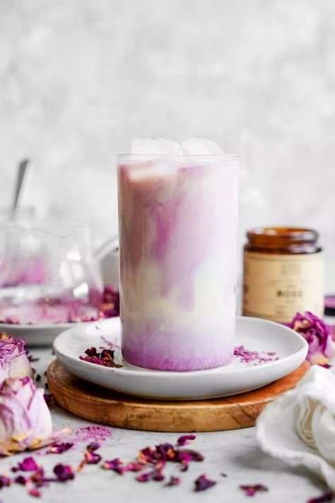 Pride Coffee Drinks, Cafe Drinks Aesthetic Recipe, Summer Latte Recipes, Spring Coffee Drinks, Rose Latte, Iced Drinks Recipes, Vegan Drinks, Pink Drink, Pink Milk