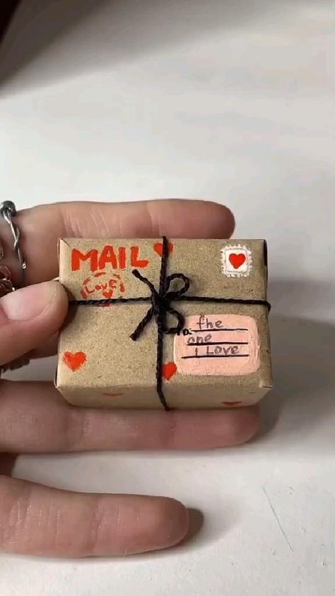 package gift like this Hadiah Diy, Diy Crafts For Teens, Pinterest Diy Crafts, Fun Easy Crafts, Diy Crafts To Do, Easy Diy Art, Diy Creative Crafts, Beauty Life Hacks Videos, Cute Diys