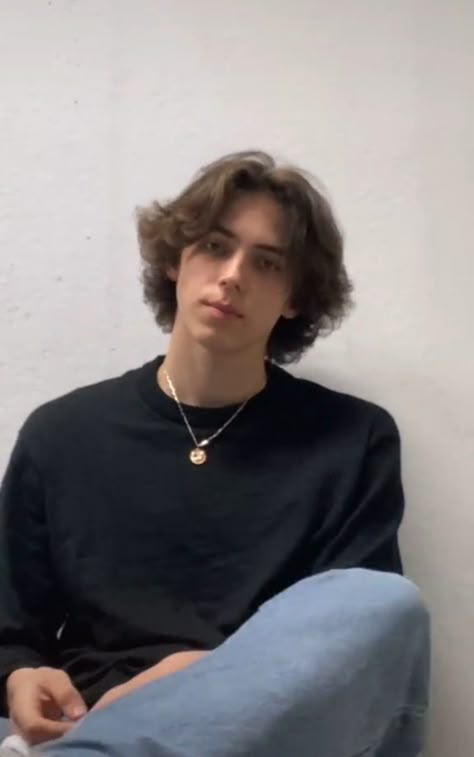 Long Skater Boy Hair, Hairstyles For Flat Hair Men, Surfer Middle Part, Long Fluffy Hair Boy, Middle Part Boys Hair, 80s Boys Hair, Wavy Middle Part Men, Wolf Cut With Undercut, Fluffy Middle Part Guys