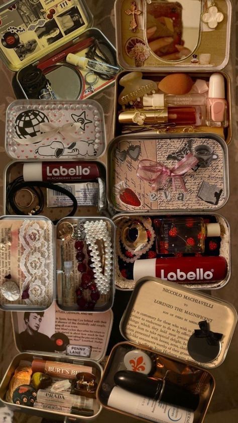 Mint Tin Crafts, Altoids Tins, Inside My Bag, Mint Tins, What In My Bag, Fun Diy Crafts, Essential Bag, Cute Crafts, Crafts To Do