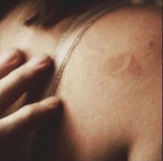 Cute Birthmarks Aesthetic, Hayley Marshall Tattoo, Birthmark Aesthetic, Hailey Marshall Aesthetic, Birthmarks Aesthetic, Hayley Marshall Birthmark, Hayley And Klaus Aesthetic, Wolf Queen, Supernatural Hunter Aesthetic Girl