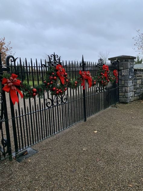 Outdoor Gate Christmas Decor, Neighborhood Entrance Christmas Decorations, Christmas Gates Entrance, Christmas Outdoor Fence Decorations, Front Gate Christmas Decor Ideas, Christmas Gate Decor, Christmas Decor Ideas Outdoor Fence, Front Gate Christmas Decor, Front Gate Christmas Decorations