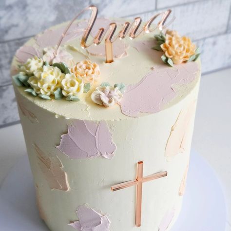 🩷 Anna 🩷 Topped with sweet buttercream florals.🌸 I had the pleasure of designing a special baptism cake for my friend's daughter, Anna. Inspired by the invitation and given full creative freedom. I'm in love with the final result.🪷 Baptism Cake, Butter Cream, Cake, Floral