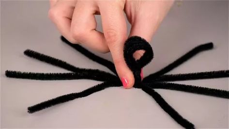 Spiders Out Of Pipe Cleaners, Halloween Craft Pipe Cleaners, Pipe Cleaner Spiders Diy, Halloween Craft With Pipe Cleaners, Pipe Cleaner Halloween Crafts For Kids, Pipe Cleaner Crafts For Kids Halloween, Pipe Cleaner Spiders For Kids, Spider Pipe Cleaner Craft, Halloween Crafts With Pipe Cleaners