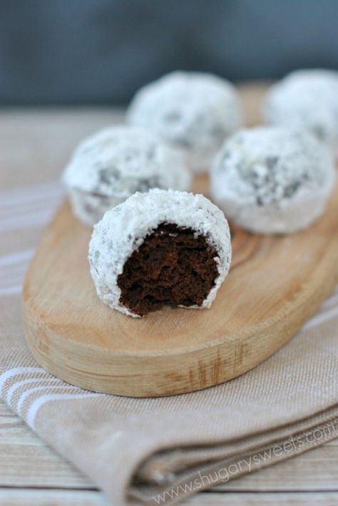 Chocolate Powdered Sugar Donut Holes: baked and ready in under 30 minutes! John Ralphio, Chocolate Doughnut, Donut Hole Recipe, Morning Recipes, Donuts Chocolate, Covered Chocolate, Cake Pop Maker, Powdered Donuts, Doughnut Holes