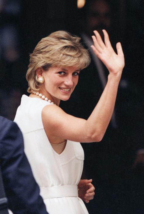 Princess Diana Hair Evolution: Feathered Shags, Sleek Pixie Cuts, and More | Vogue Diana Haircut, Princess Diana Images, Lady Spencer, Diana Queen, Princess Diana Hair, Hair Evolution, Principe William, Jennifer Beals, Princess Diana Photos