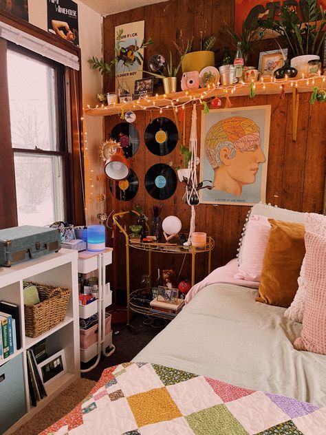 College Dorm Maximalist, Eclectic Dorm, Music Aesthetic Dorm Room, Aesthetic Dorm Room Maximalist, Retro Dorm Room Vintage Inspired, College Girl Bedrooms, Colorful Eclectic Bedroom, Berklee College Of Music Dorms, Paint My Room