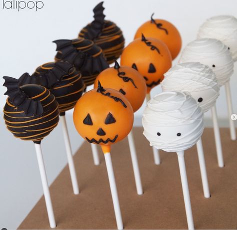 Brain Jello, Fall Cake Pops, Zombie Brain, Pumpkin Cake Pops, Läskig Halloween, Halloween Tea Party, Halloween Deserts, Halloween Sleepover, Postres Halloween