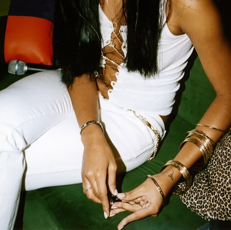 🕊🤍👸🏽✨ #aaliyah #aaliyahfashion #aaliyahhaughton #allwhiteeverything #fashion #icon #trendsetter #babygirl #oneinamillion #beauty #details #pure #hairstyles Aaliyah Pfp, Aaliyah Style, Aaliyah Haughton, Kimora Lee Simmons, Rose Scented Products, Baby Phat, Betsy Johnson, Aaliyah, Leather Blazer