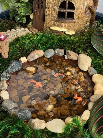 Miniature Garden Design, Kolam Koi, Garden Pond Design, Fairy Garden Designs, Garden Walkway, Pond Design, Fairy Garden Houses, Small Ponds, Ponds Backyard