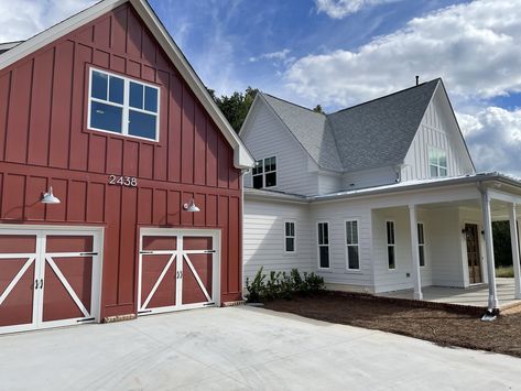 White House Black Windows, Back Door Patio, Detached Garage Plans, Red Barn House, Red Garage, Rectangle House, White Farmhouse Exterior, Home Basketball Court, Red Roof House