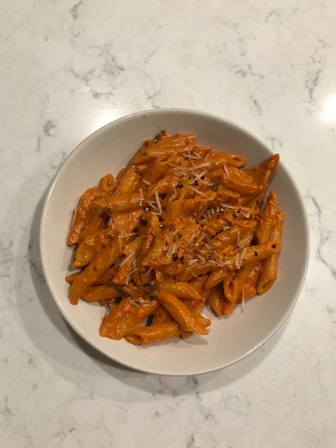 Gigi Hadid Pasta Aesthetic, Bella Hadid Pasta Recipe, Bella Hadid Pasta, Pasta Astethic, Gigi Hadid Vodka Pasta, Spicy Vodka Pasta Recipe, Gigi Hadid Pasta Recipe, Hadid Pasta Recipe, Orange Pasta