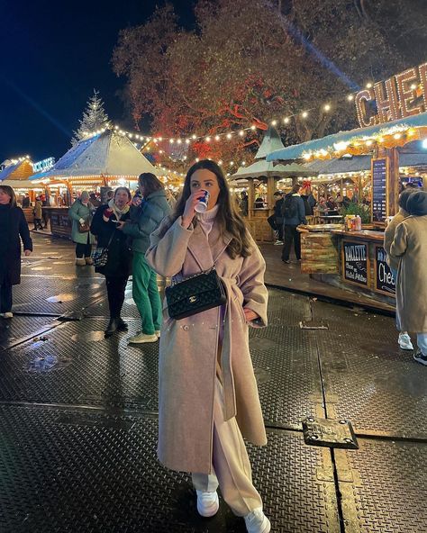 Outfits For Munich, Outfit Ideas London Winter, Prague December Outfit, Christmas Town Outfit, Outfits For Budapest Winter, Prague Outfits Winter, Christmas Market Outfit Aesthetic, Camden Market Outfit, Winter Istanbul Outfit