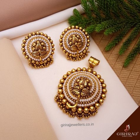 Pendent Set Gold Pendant Earrings, Pearl Pendant Designs Gold, Pendant Sets Indian Gold, Pendent Set Gold, Antique Gold Pendant, Pearl Pendant Set, Enchanting Jewelry, Gold Pendant Set, Big Stud Earrings