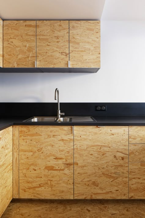 Chipboard kitchen cabinets @ Attic flat revamped by Florent Chagny Architecture with industrial materials Osb Furniture, Osb Wood, Attic Renovation Ideas, Small Attic, Attic Bathroom, Attic Design, Attic Apartment, Decor Studio, Attic Storage