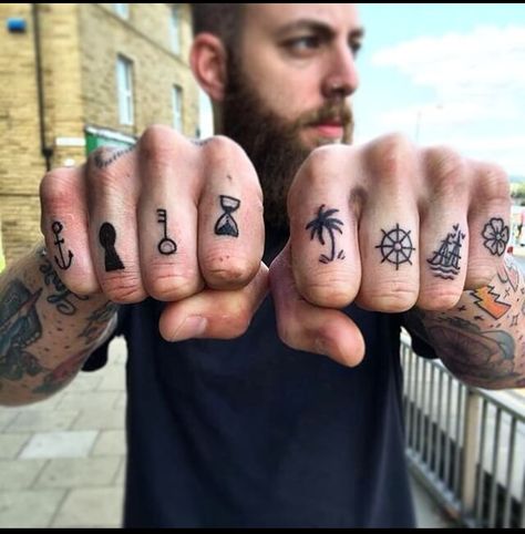 Ta 2 Henna Finger Tattoo, Men Finger Tattoos, Tattoo Main, Herren Hand Tattoos, Model Tattoos, Simple Tats, Tattoo Diy, Finger Tats, Knuckle Tattoos