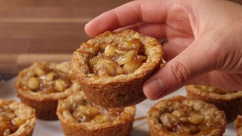 Apple Crisp Cookie Cups Apple Crisp Cookie Cups, Honey Dessert, Fall Dessert Recipes Easy, Cookie Cups Recipe, Fall Desserts Easy, Dessert Simple, Pumpkin Chocolate Chip Cookies, Light Desserts, Fall Dessert Recipes