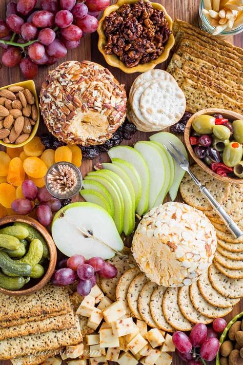 Cheese Ball Platter Ideas, Cream Cheese With Crackers, Cheeseball Charcuterie Board Ideas, Cheese Ball Presentation, Cheese Ball Display, Cheeseball Charcuterie Board, Bridal Shower Food Appetizers, Make Ahead Cold Appetizers, Party Cheese Ball