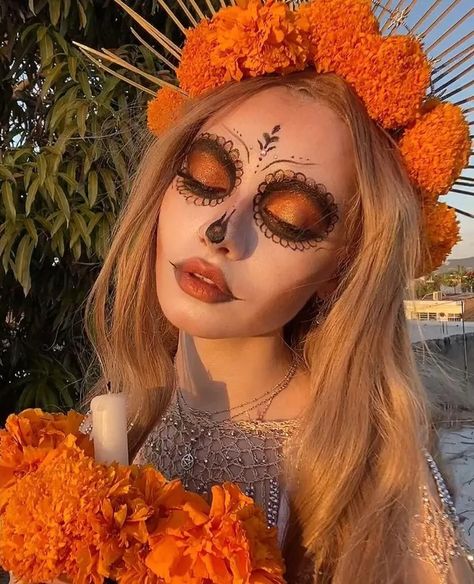 5 peinados con diademas de catrinas para el Día de Muertos | Glamour Kids Dia De Los Muertos Makeup Ideas, Katrina Makeup La Catrina, Orange Catrina Makeup, Sugar Skull Makeup Easy Simple, Antifaz Aesthetic, Hispanic Costume Ideas, Dia De Muertos Costume Ideas, Halloween Skull Makeup Easy, Day Of The Dead Photoshoot