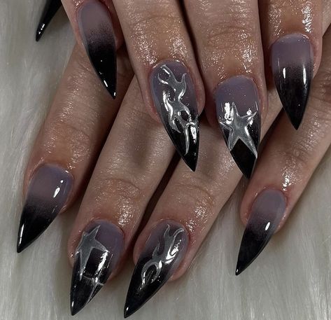 Nails Inspiration Grunge, Black And Chrome Nails Designs, Cute Goth Nails, Black Gradient Nails, Black And Chrome Nails, Purple Black Nails, Penguins In Love, Old Nail Polish, Nail Stencils