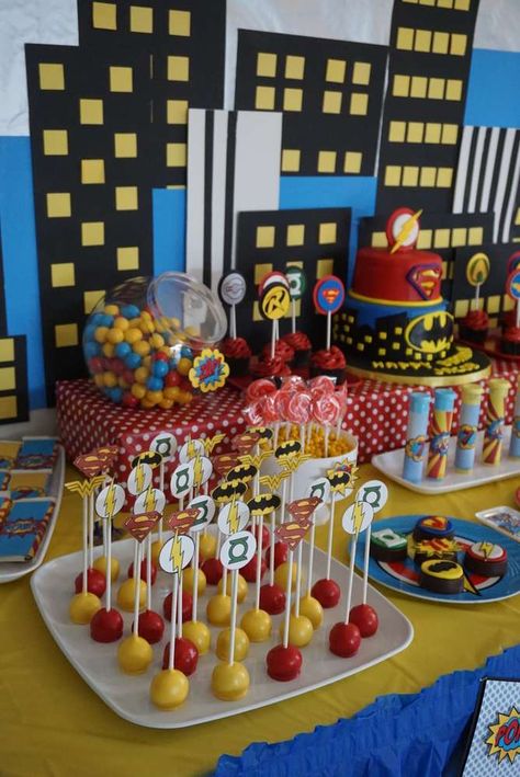 Cool cake pops at a superhero birthday party! See more party ideas at CatchMyParty.com! Dc Party Ideas, Superhero Event, Superhero Cake Pops, Superhero Party Food, Superheroes Birthday Party, Supergirl Party, Superman Party, Villains Party, Superheroes Party