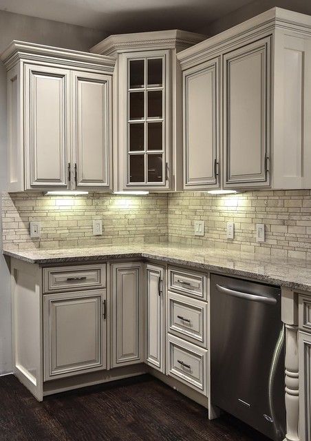 Pearl White Kitchen Cabinets, Pearl Glazed Kitchen Cabinets, Gray Glazed Kitchen Cabinets, White Glazed Kitchen Cabinets, Framed Kitchen Cabinets, Dapur Rustic, Glazed Kitchen Cabinets, Crown Dark, Antique White Kitchen Cabinets