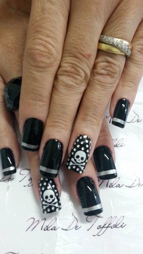 Black Skull Nails, Nails With Skulls Design, Nails Skull Designs, Pirate Nails, Black Nails With Skulls Art Designs, Skull Nail Art Short Nails, Halloween Nail Colors, Skull Nail Art, Skull Nails